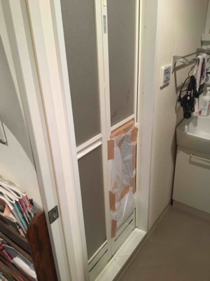 アクリル板が割れた浴室ドア