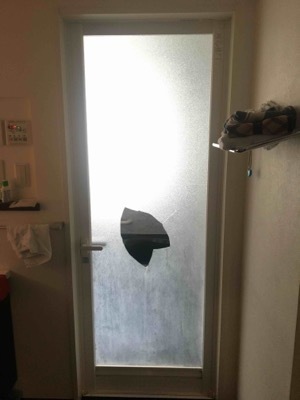 アクリル板が割れた浴室ドア